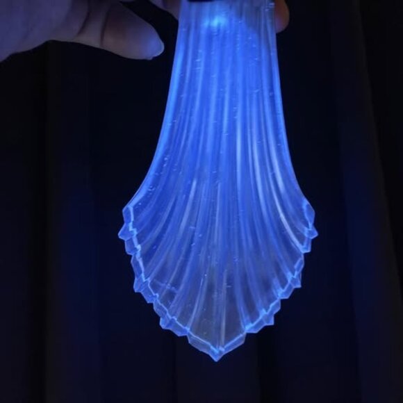 Pair Lucite Fan/Shell Curtain Holdbacks • Hollywood-Regency / Art-Deco Revival • - Picture 10 of 10